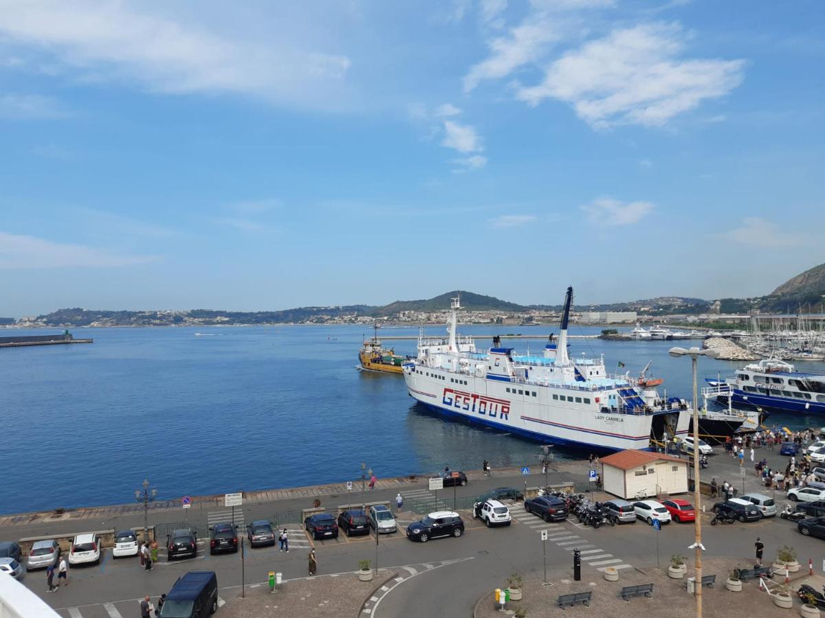 Vista reale del porto di Pozzuoli dalla struttura